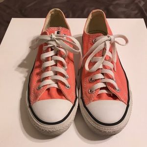 Converse low top Coral Woman's size 7 gently used
